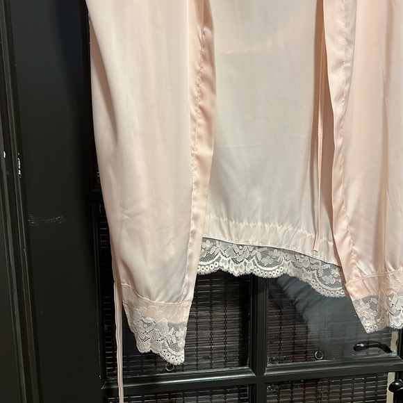 Robe - Picture 2 of 2